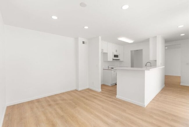 Building Photo - NEWLY RENOVATED South HB Gem!