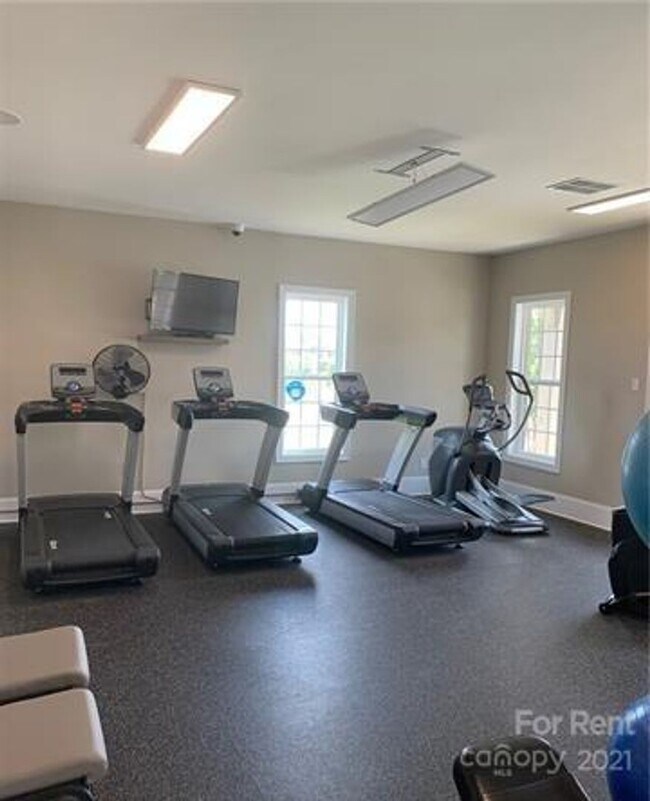 Building Photo - Very New 5 Bedroom 3 full baths in Steele Creek