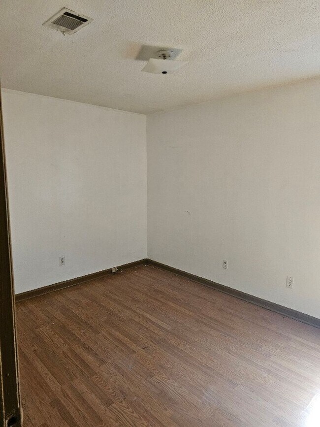 Building Photo - 2 BR TOWNHOME