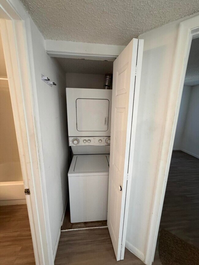 Building Photo - 1130 Lake Shore Dr