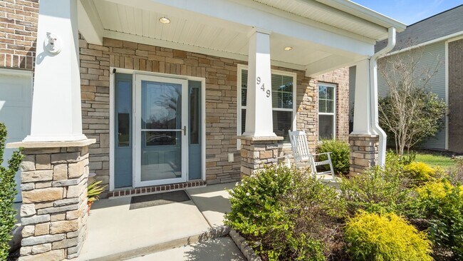 Building Photo - Beautifully Upgraded Home with Outdoor Fire Pit and Fenced Backyard in Buckhead East