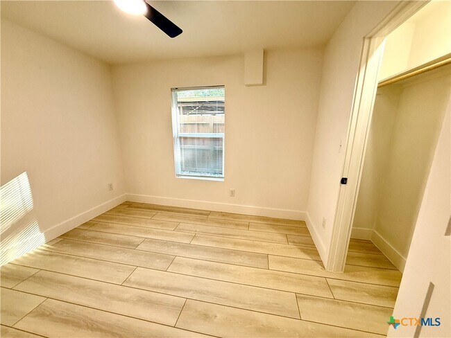 Building Photo - 2204 W San Antonio St