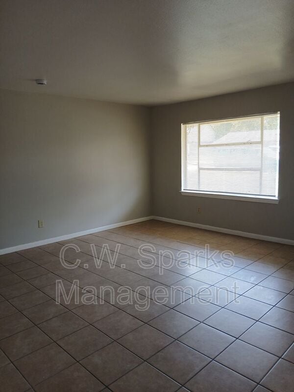 Building Photo - 635 Highfall Dr