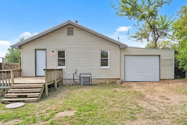 Building Photo - Charming and remodeled 2 Bed | 1 Bath Home...