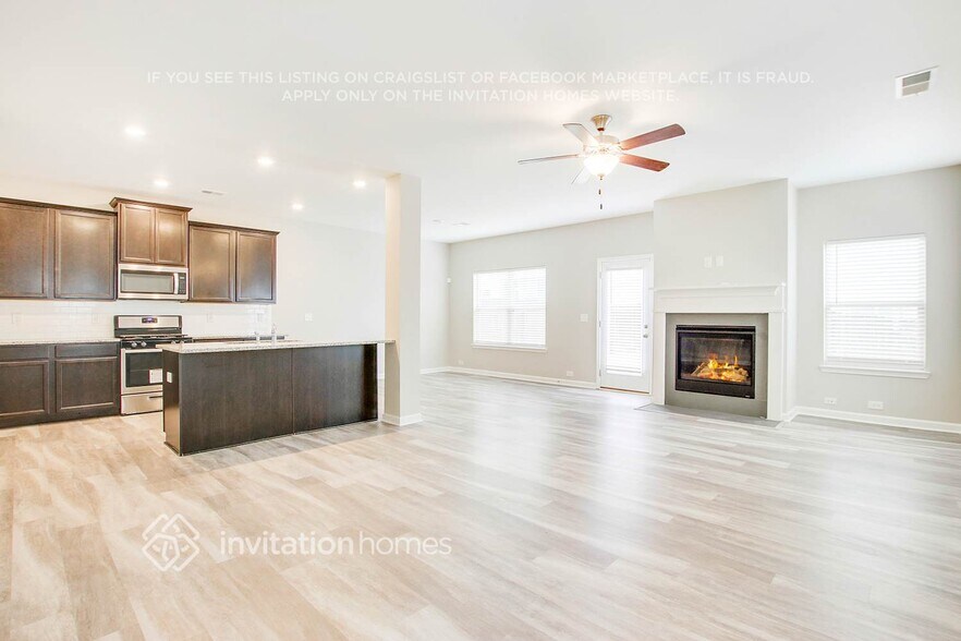 Building Photo - 3941 Lake Manor Way