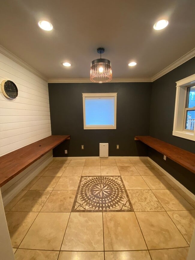 Building Photo - 4 Bedroom 2 1/2 Bath home in The Dalles