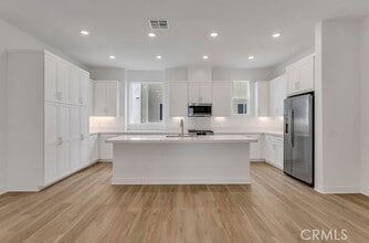 Building Photo - 260 Sash