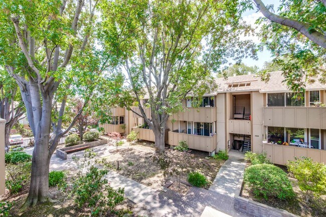 Building Photo - Wonderfully Remodeled 2 Bed, 1 Bath Condo w/ In Unit Laundry