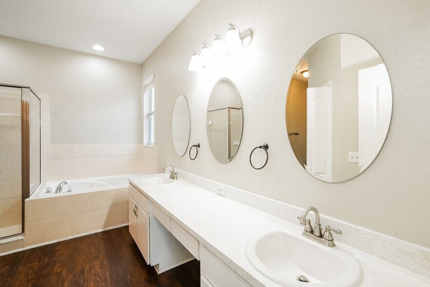 Building Photo - 6033 Live Oak Dr