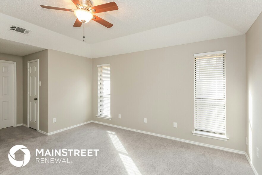 Building Photo - 521 Anglebluff Dr