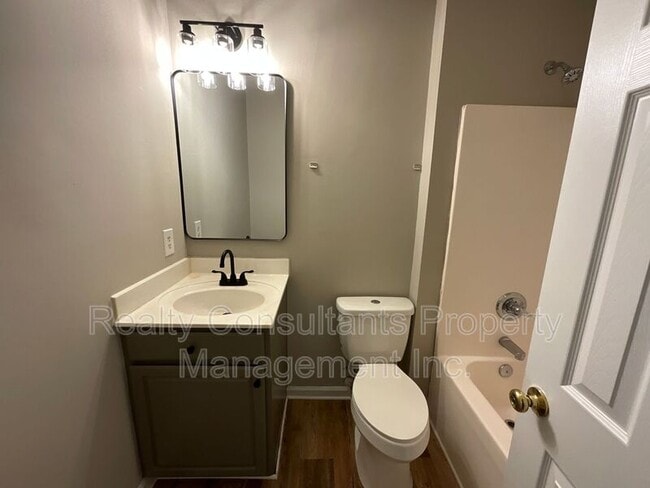 Building Photo - 1019 Manor Dr