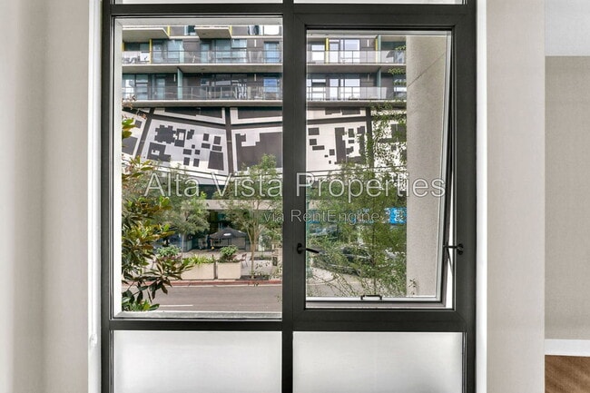 Building Photo - 425 W Beech St