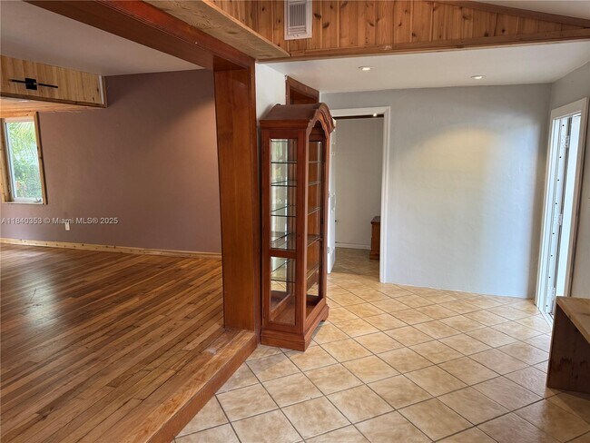 Building Photo - 612 SW 11th Ct