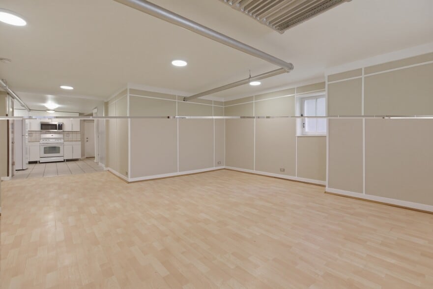 Building Photo - 6645 N Greenview Ave