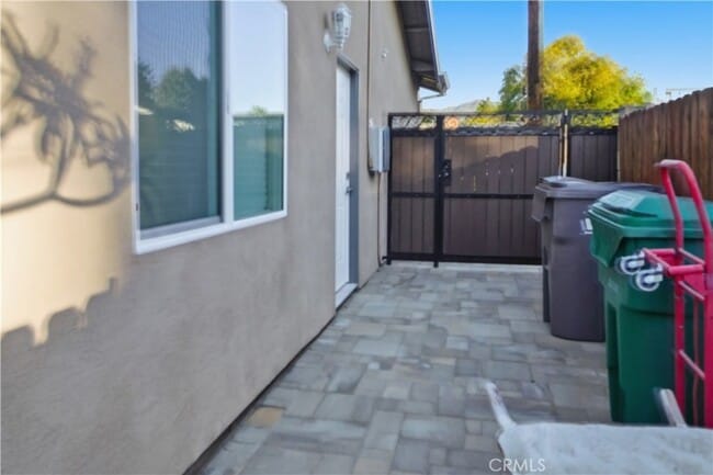 Building Photo - 215 E 2nd St