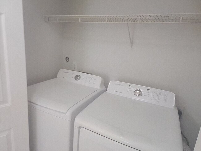 Building Photo - RENT SPECIAL! HAWTHORNE PARK GROUND LEVEL CONDO