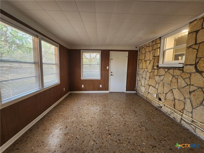 Building Photo - 564 Laurel Ln