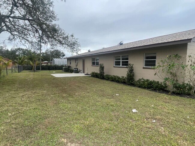 Building Photo - 3-Bedroom and 2-Bathroom Half Duplex