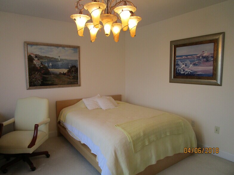 bedroom 4 queen bed - 103 Summer St