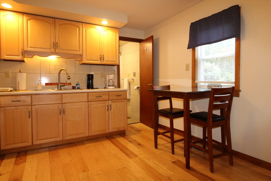 Eat in Kitchen - 48 Miller St