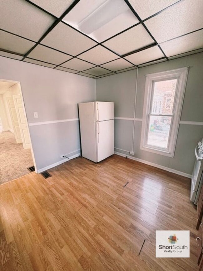 Building Photo - 4 bed 1 bath Single Family Home
