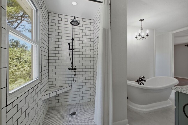 Building Photo - Charming Brentwood Home with In-Ground Pool
