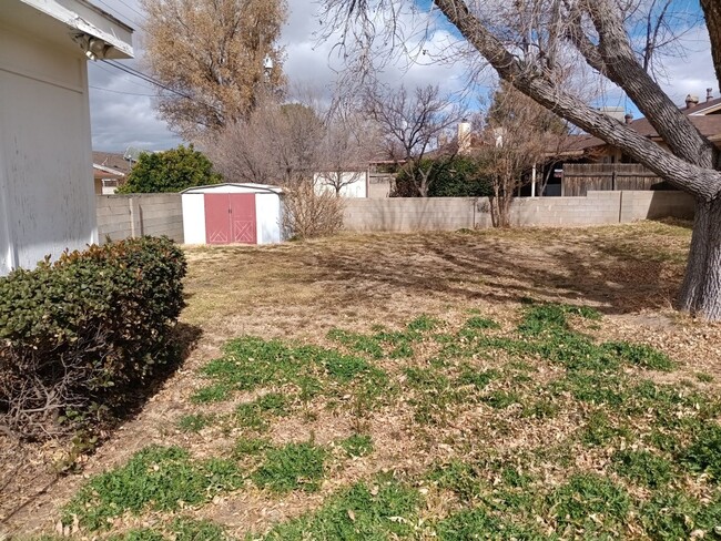 Building Photo - Spacious 3 bedroom, 2 bathroom home! Showi...