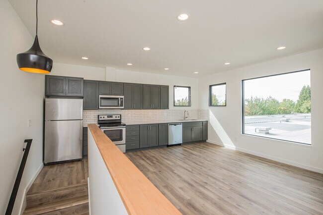 Building Photo - Atkinson Commons- Unit 6