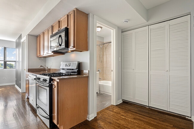 Building Photo - 7616 N Marshfield Ave