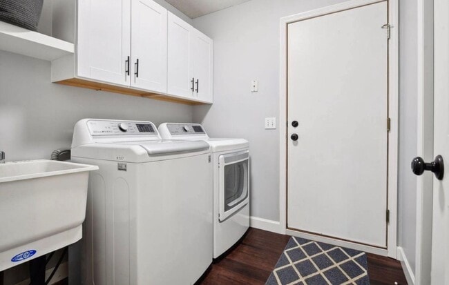 Building Photo - Beautiful Remodeled 5 Bedroom