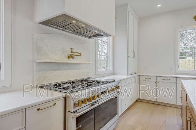 Building Photo - 755 Adluh St