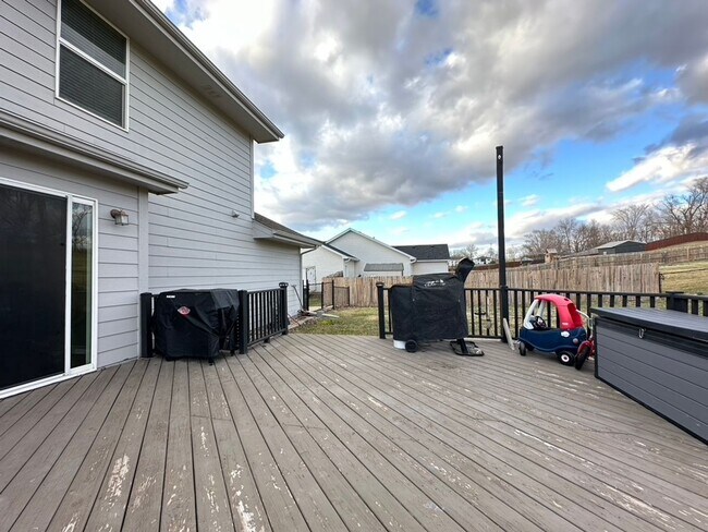 Building Photo - HUGE YARD!! 4 Bedroom, 3.5 Bath in Granger