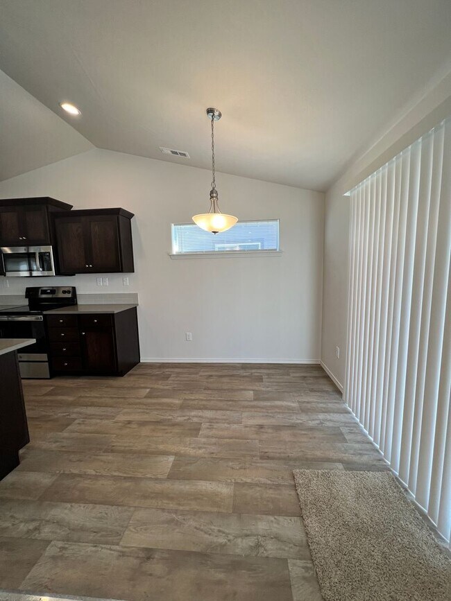 Building Photo - Modern 3 Bed 2 Bath!! Covered Patio!!