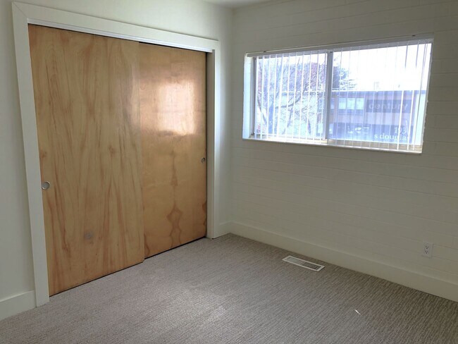 Building Photo - Beautiful 2 Bedroom Apartment with Office in Sugar House!