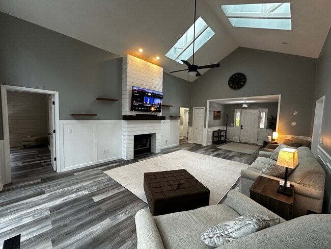 Building Photo - 440 Lobelia Dr