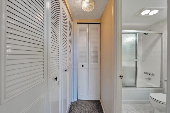 Building Photo - 9440 Poinciana Pl