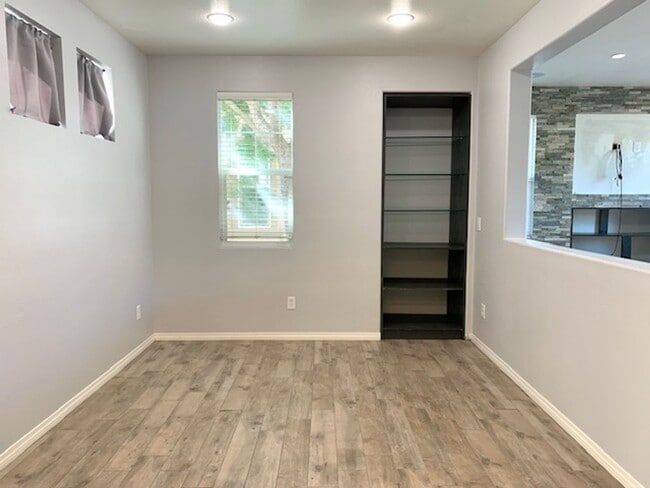 Building Photo - 3150 N Ventura Rd