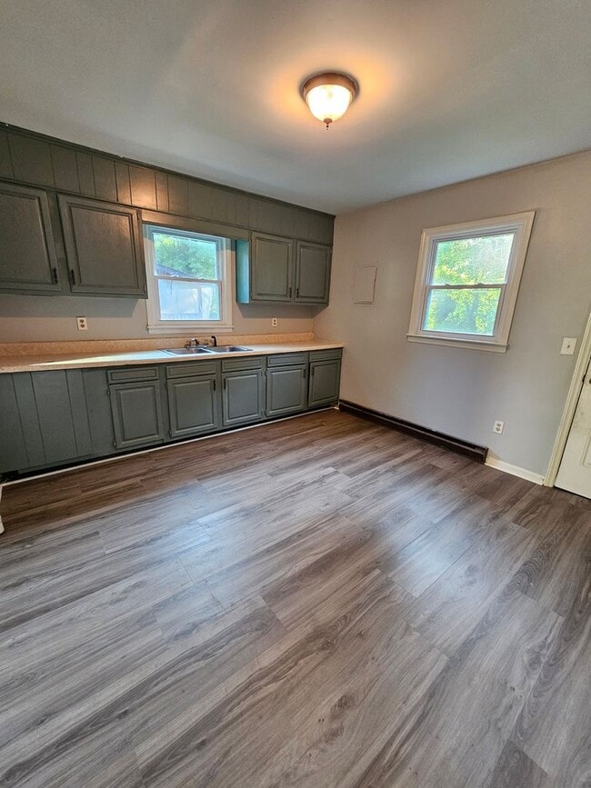 Building Photo - 2 BR off Old Winston Rd!