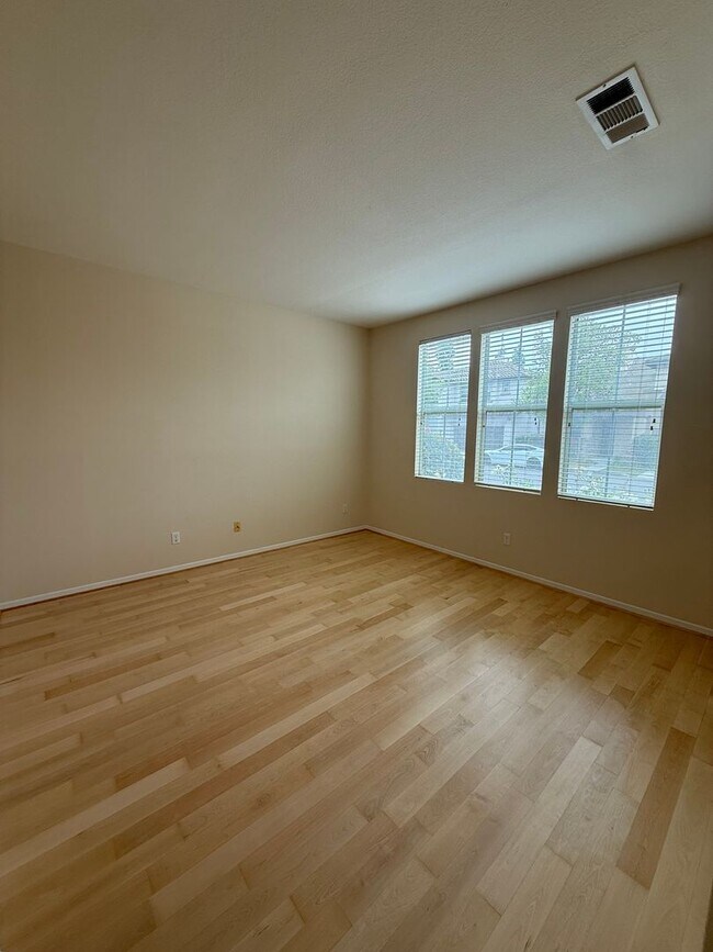 Building Photo - 1147 Azalea Way