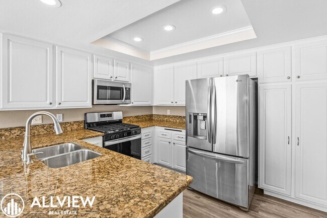 Building Photo - 2 Bedroom, 2 Bathroom Updated Townhome in ...