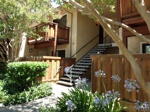 Building Photo - Now leasing beautiful one bedroom home!