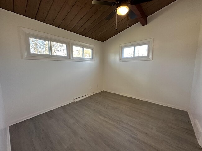 Building Photo - 3032 N Rockton Ave