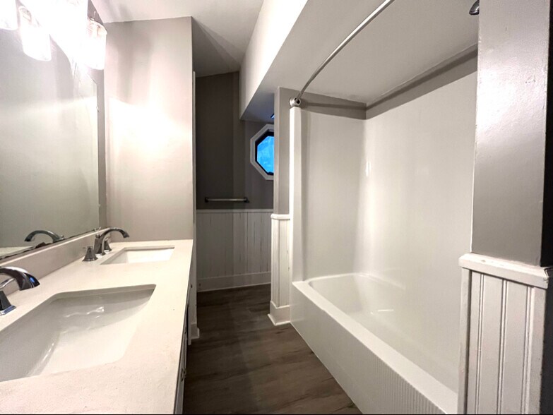 Building Photo - 155 E Main St