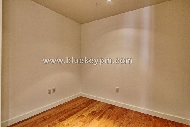 Building Photo - 2 Bed, 2 Bath Condo with Den at Atwater Place in Portland