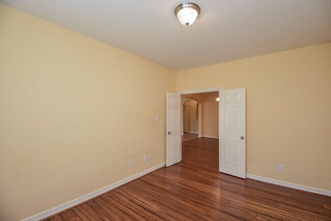 Building Photo - 25203 Oak Villa Dr
