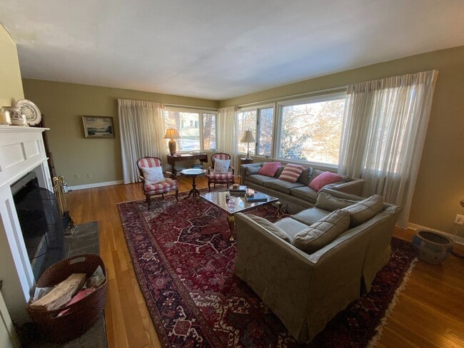 Building Photo - Four Bedroom Single Family Home