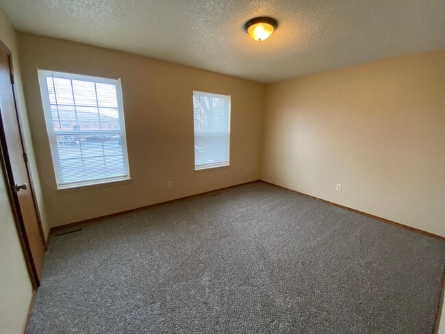 Building Photo - 2 bedroom 1.5 bath Townhome in a great location!