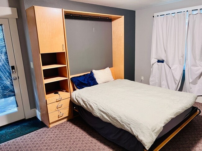 Building Photo - Custom Townhouse with Awesome Back yard