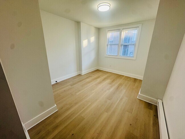 Building Photo - Refreshed 3bd/1bath House! Section 8 ONLY!