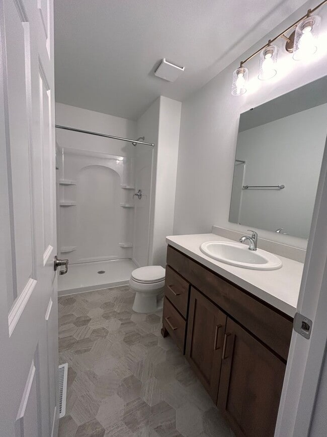 Building Photo - 3 Bed 3 Bath TownHome